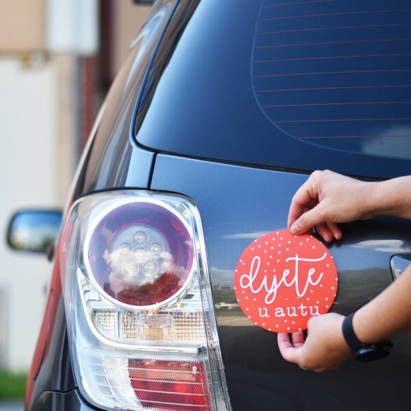 magnetna naljepnica za auto - crveni natpis 'beba u autu' s bijelim kvadraticima